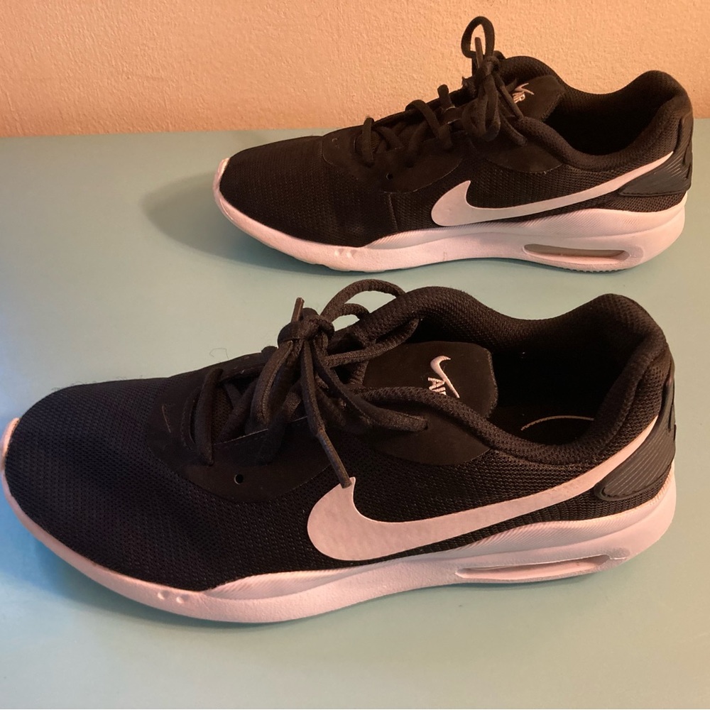 Size 8 1/2 women’s Nike Airmax Oketo